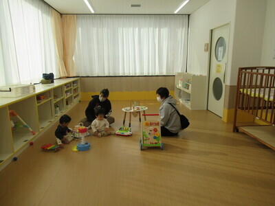 写真：乳児室で遊ぶ子供たち