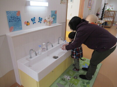 写真：手洗いをする子供