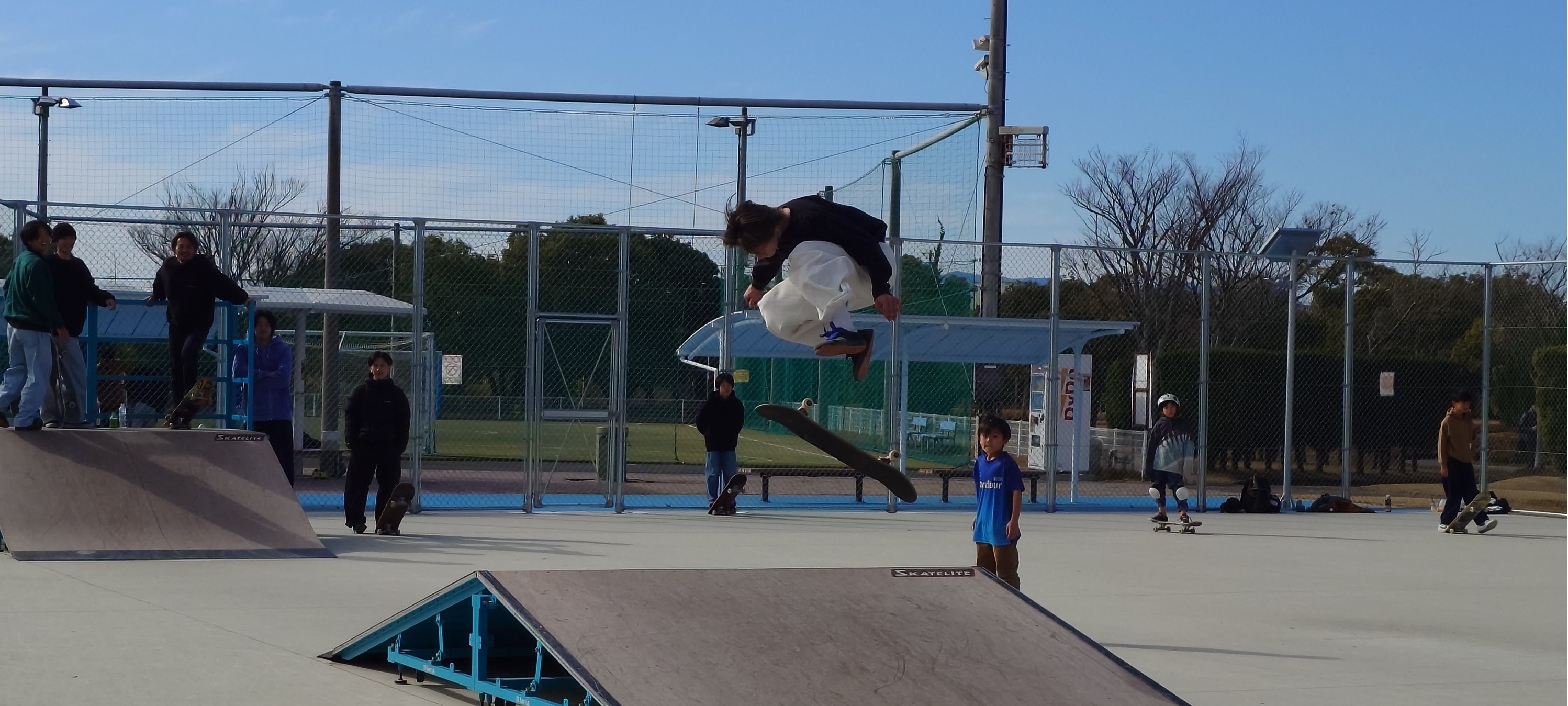 鼓ヶ浦サンスポーツランド多目的スポーツ広場でスケートボードをしている写真