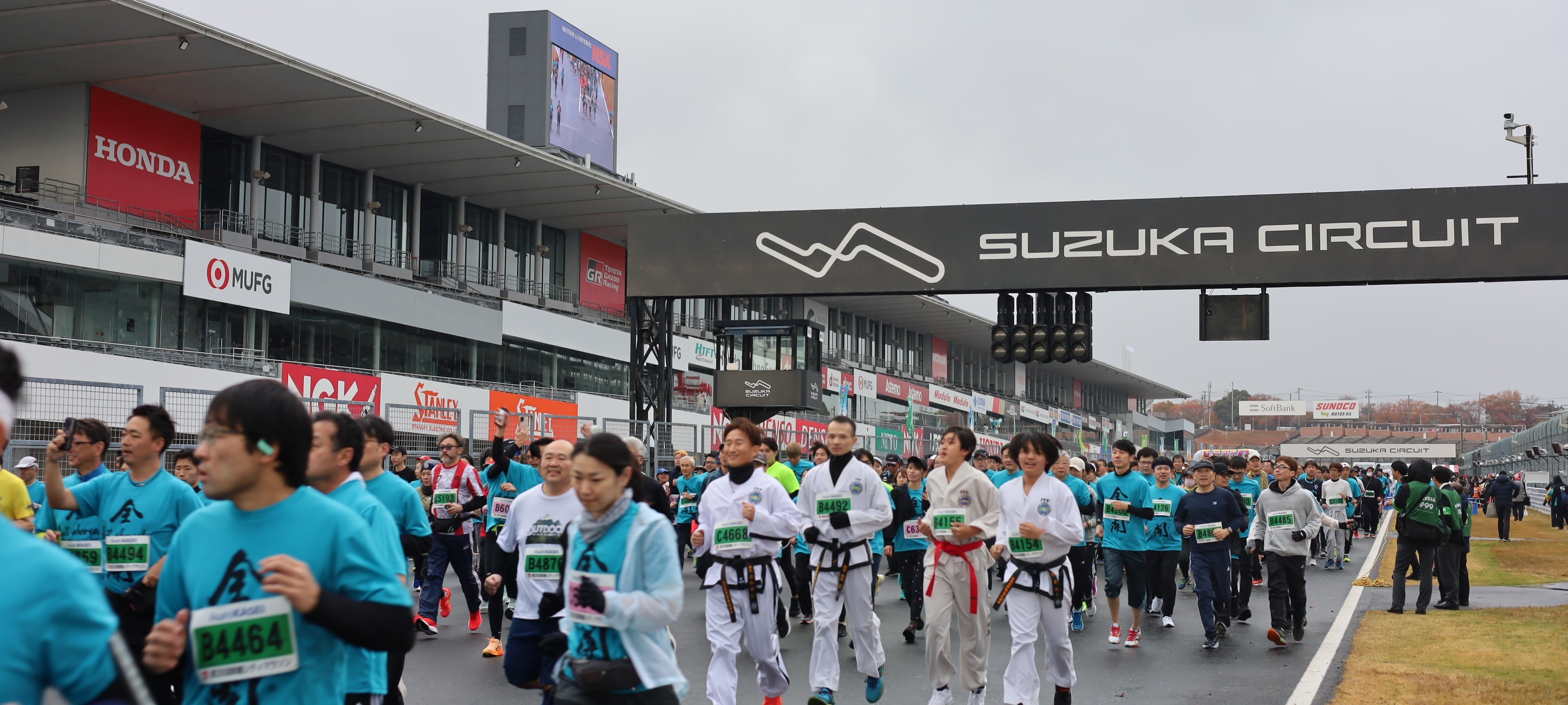 写真：マラソンをする市民