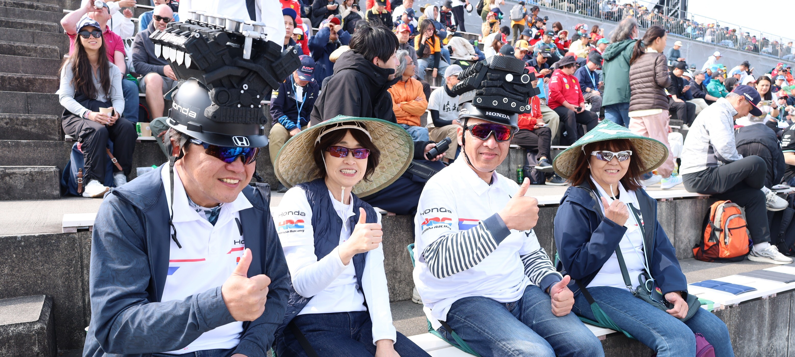 鈴鹿市民応援席で観戦を楽しむ4人組