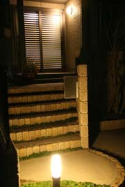 写真：夜間点灯されている玄関灯、門灯