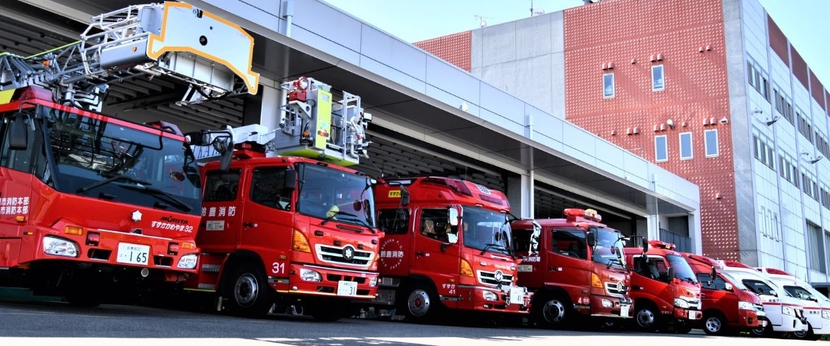 写真：消防関連車両が並ぶ消防署