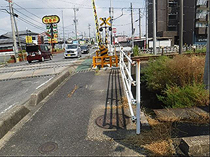 写真:三日市6号踏切(甲斐道伯線)歩道拡幅工事 施工前