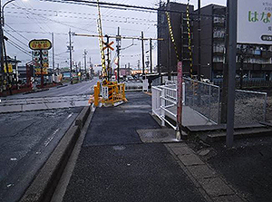 写真:三日市6号踏切(甲斐道伯線)歩道拡幅工事 施工後