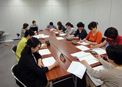 写真：献立原案検討会議イメージ