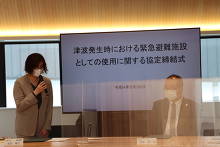 写真：津波発生時における緊急避難施設としての使用に関する協定締結式1
