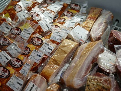 写真：ベーコンなどの加工品