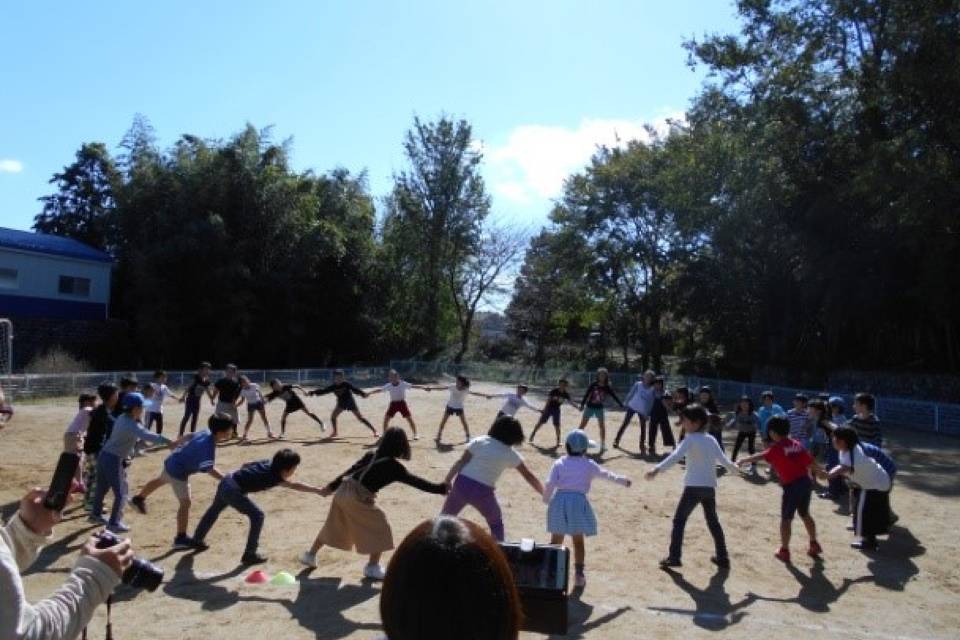 写真：屋外で遊ぶ様子