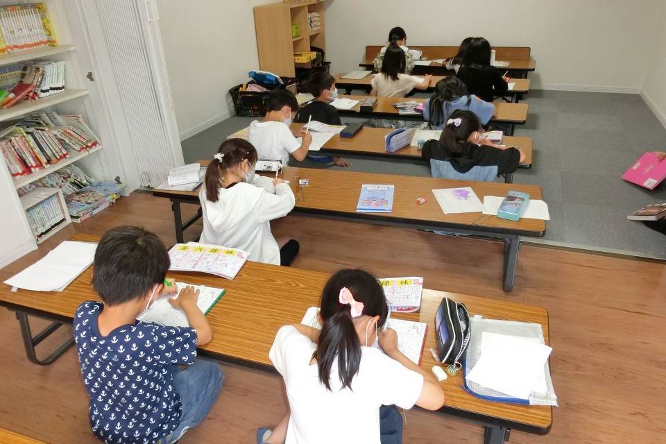 写真：室内で勉強する様子