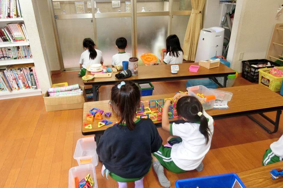 写真：室内で遊ぶ様子