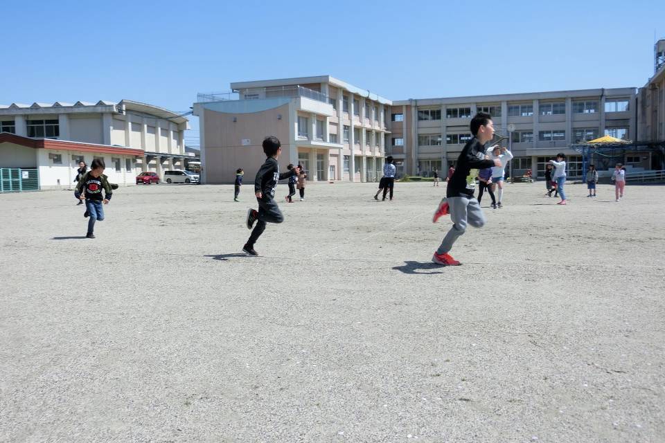 写真：運動場で遊ぶ様子