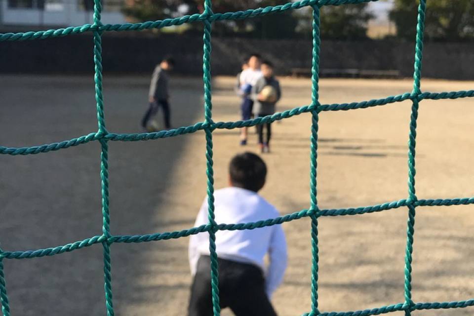 写真：屋外で遊ぶ様子2