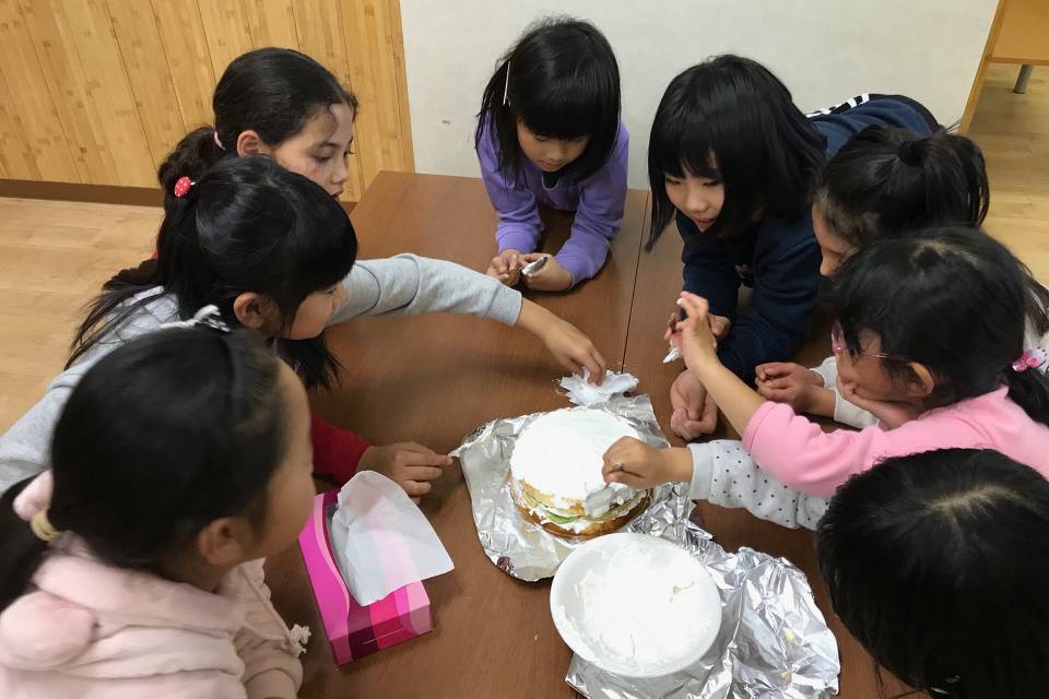 写真：室内で遊ぶ様子