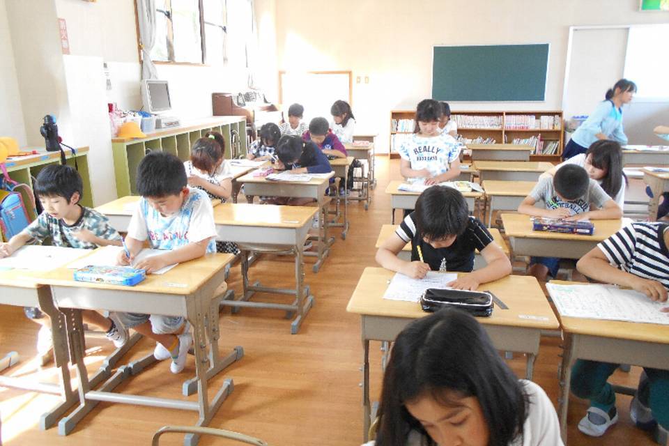 写真：室内で勉強する様子