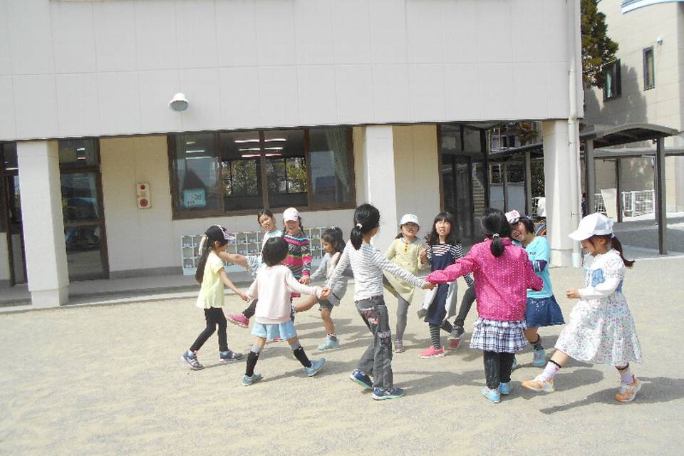 写真：屋外で遊ぶ様子2