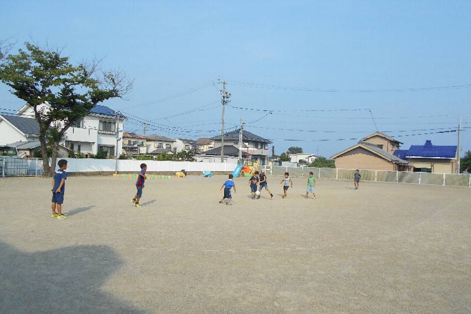 写真：屋外で遊ぶ様子3