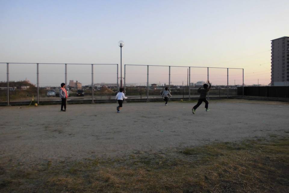 写真：屋外で遊ぶ様子