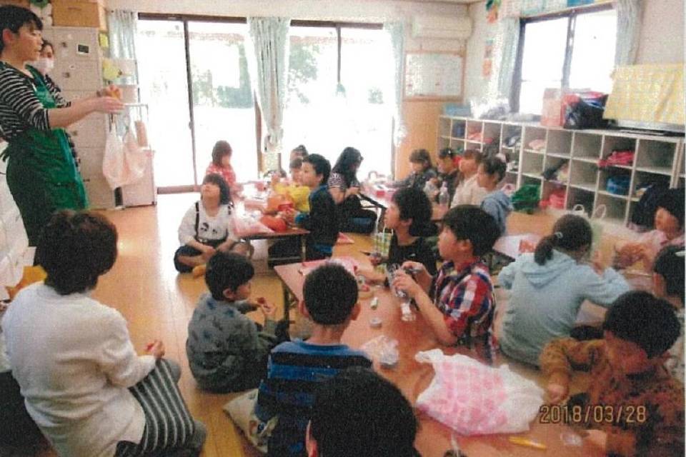 写真：室内で勉強する様子