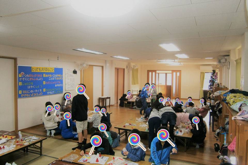 写真：室内で勉強する様子