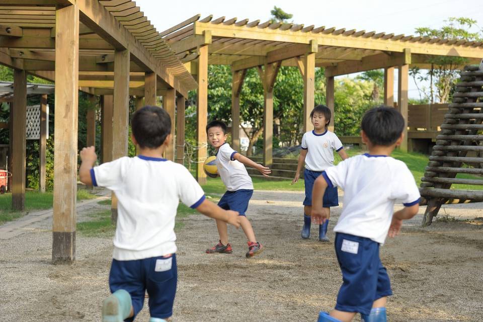 写真：屋外で遊ぶ様子