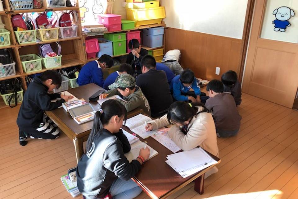 写真：室内で勉強する様子