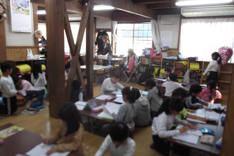 写真：室内で勉強する様子