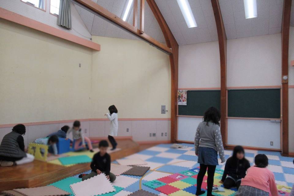 写真：室内で遊ぶ様子