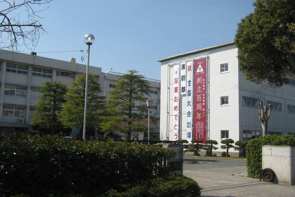 写真：神戸高等学校外観