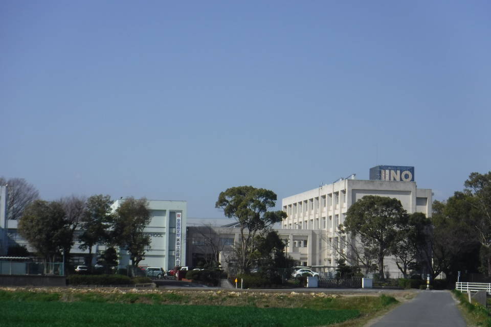 写真：道路側から見た飯野高等学校