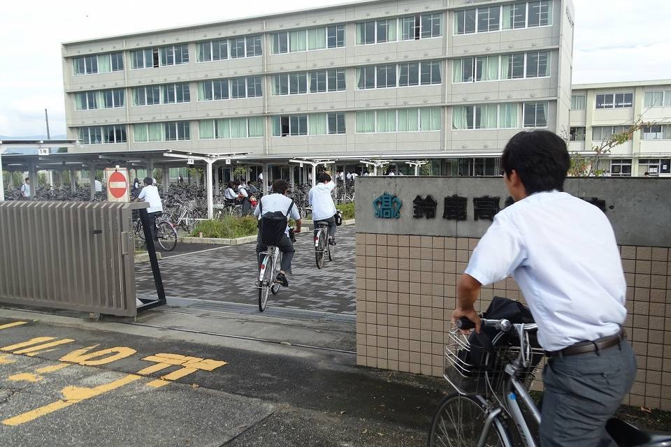 写真：鈴鹿高等学校校門