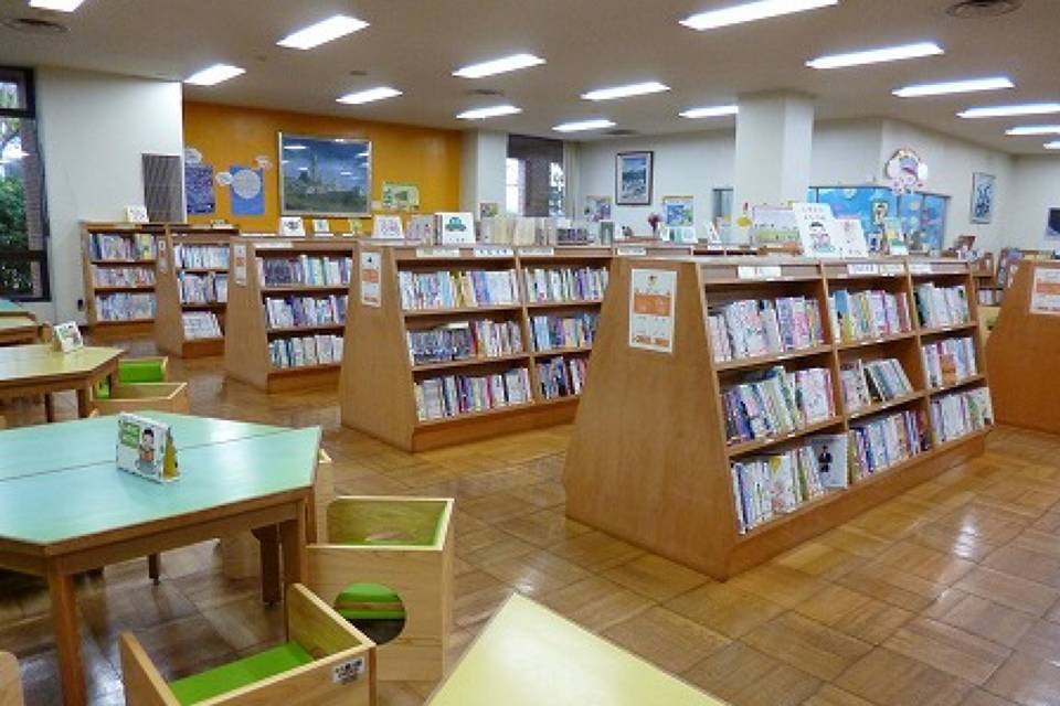 写真：鈴鹿市立図書館閲覧室