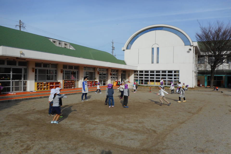 写真：園庭で遊ぶ子どもたち