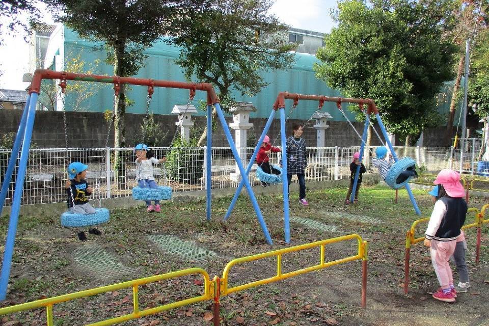 写真：遊んでいる子ども達2