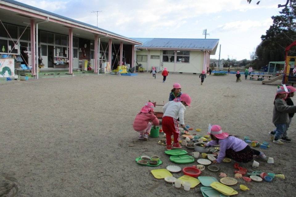 写真：合川保育所内で遊ぶ子どもたち1