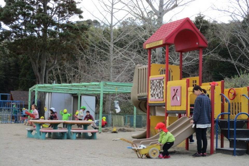 写真：合川保育所内で遊ぶ子どもたち3