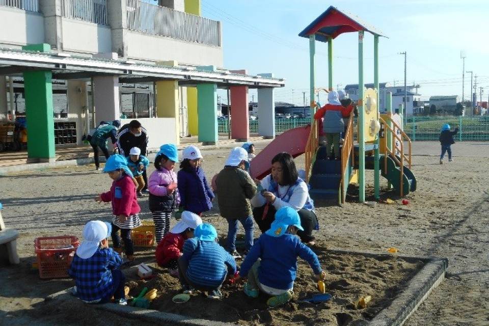 写真：河曲保育所運動場で遊ぶ子どもたち
