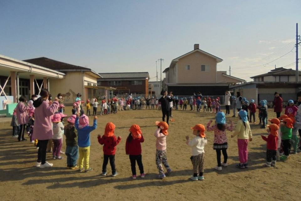 写真：運動場の子どもたち