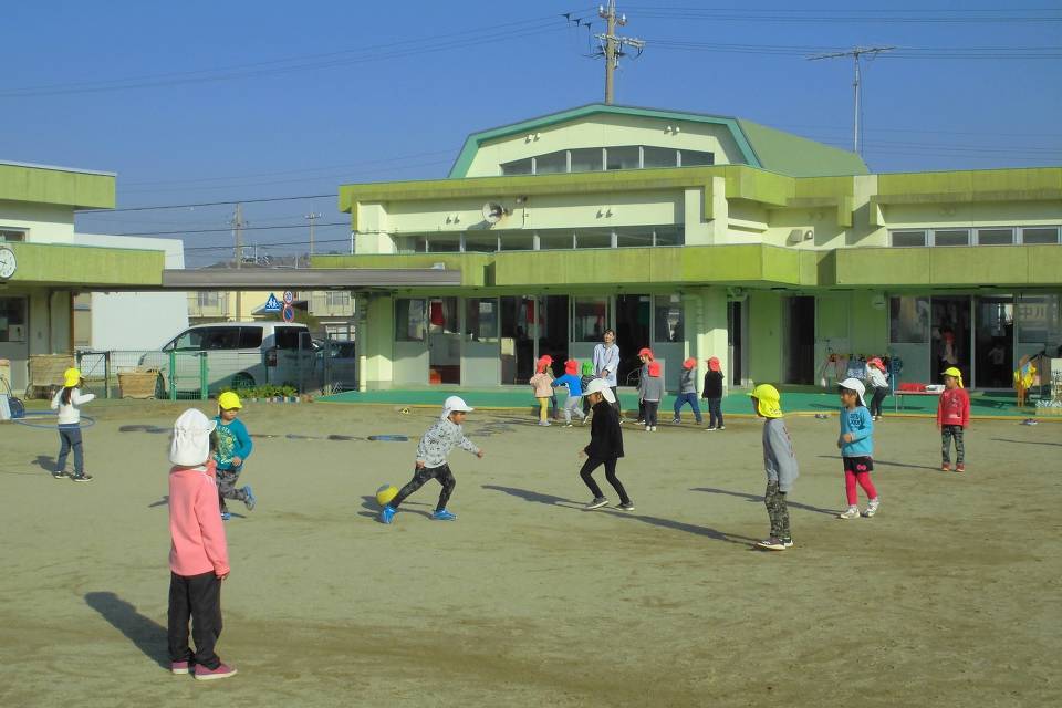 写真：運動場で遊ぶ子どもたち1