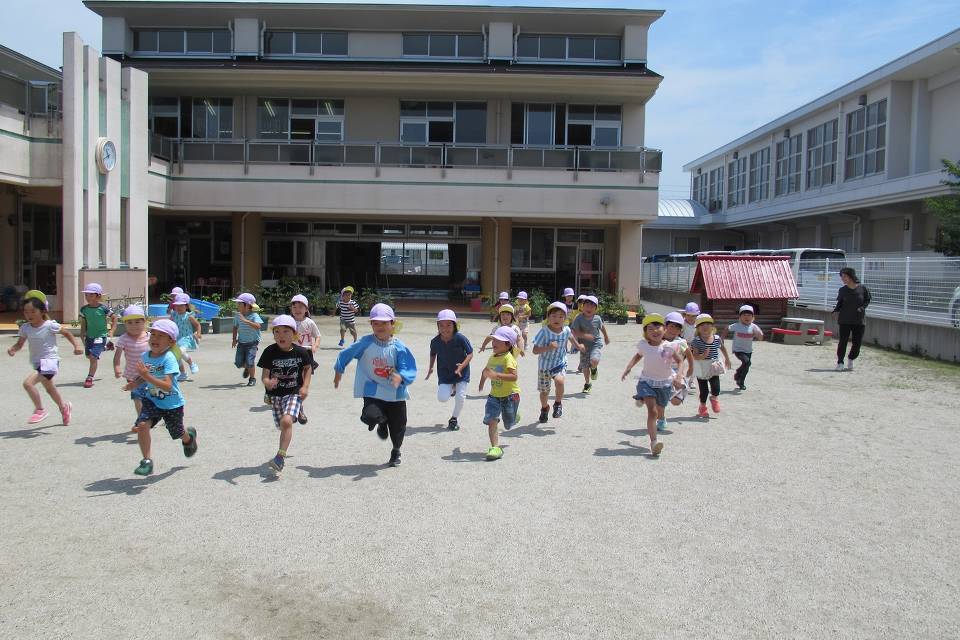 写真：園舎から走り出してくる子供たち