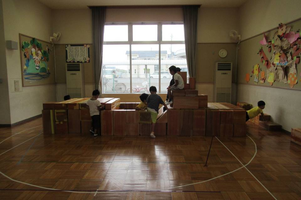 写真：室内遊具で遊ぶ子供たち