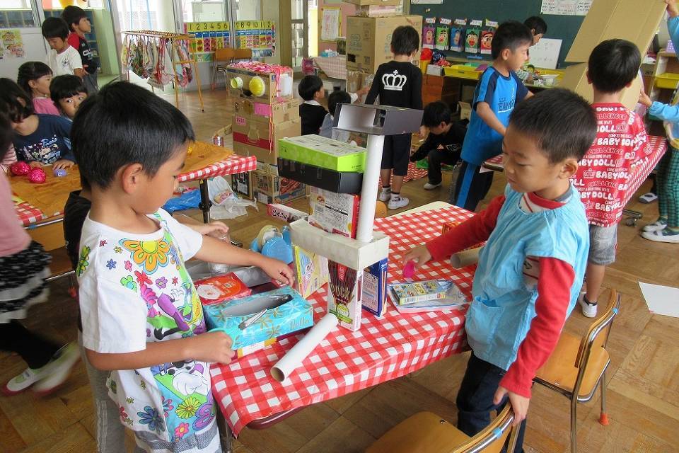 写真：工作をする子どもたち