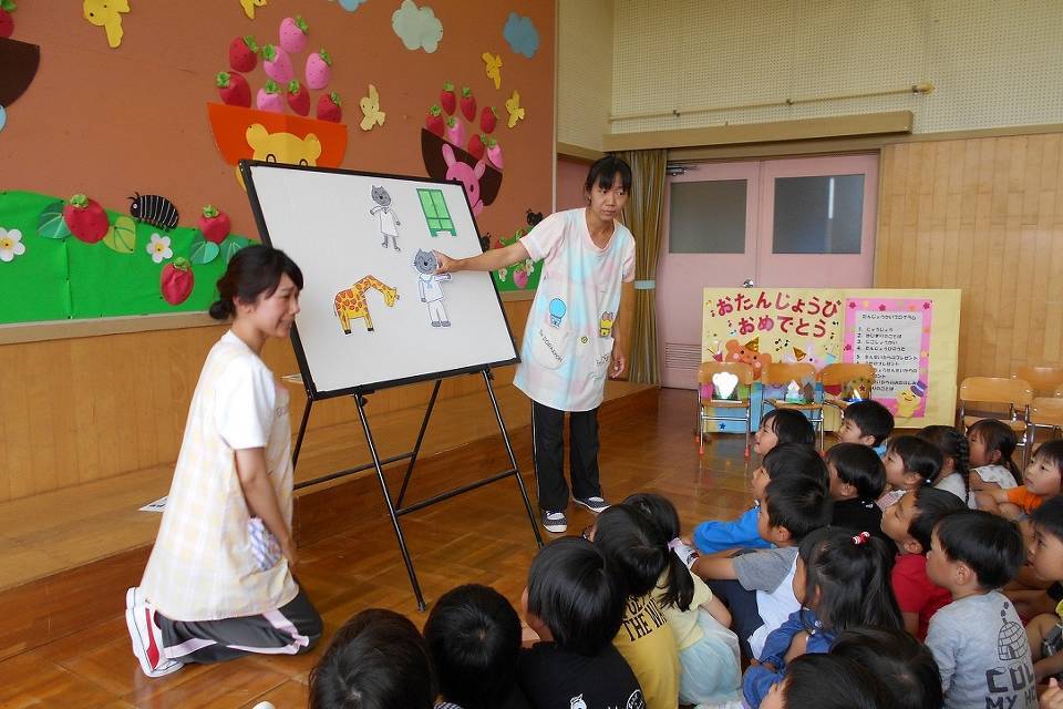 写真：先生の話を聞く子どもたち