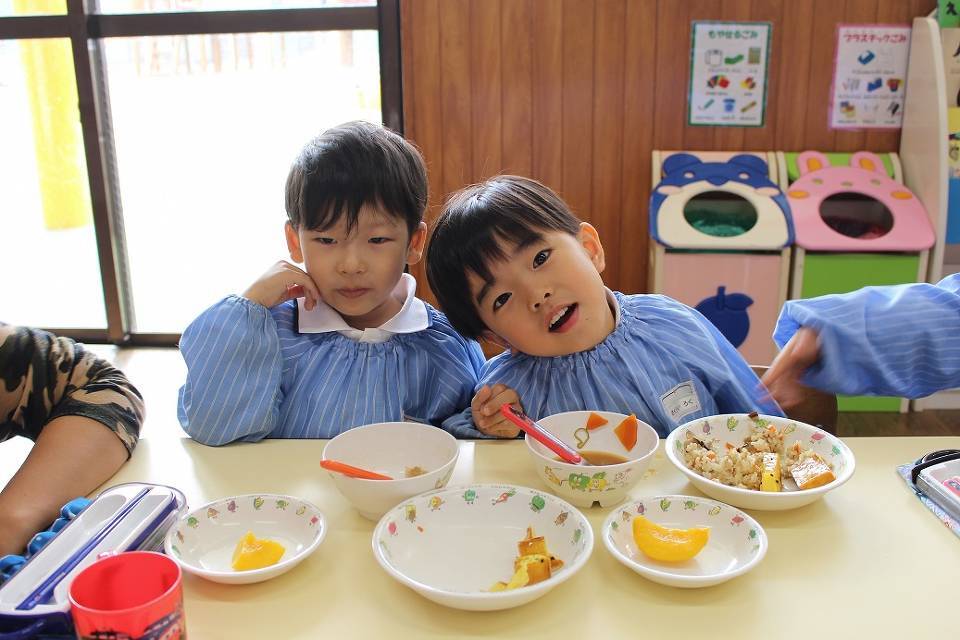 写真：給食を食べる子どもたち