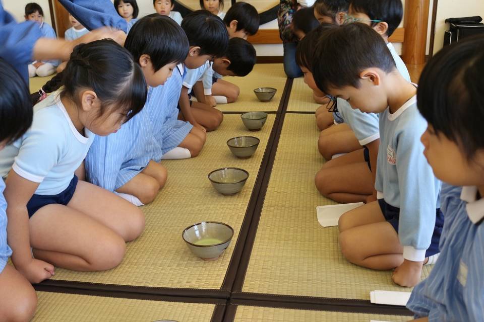 写真：抹茶見つめる子どもたち