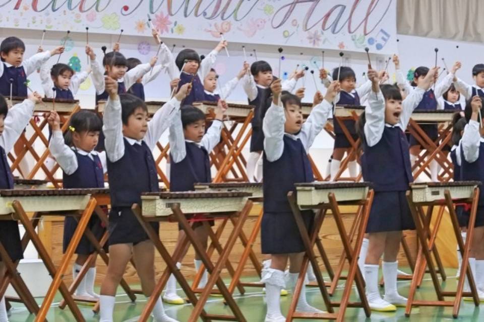 写真：楽器を演奏する子どもたち