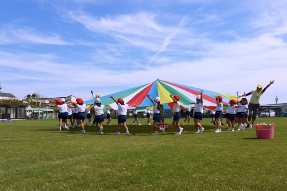 写真：園庭でのお遊戯会の様子