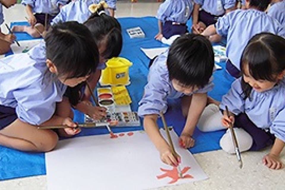 写真：お絵描きをする子どもたち