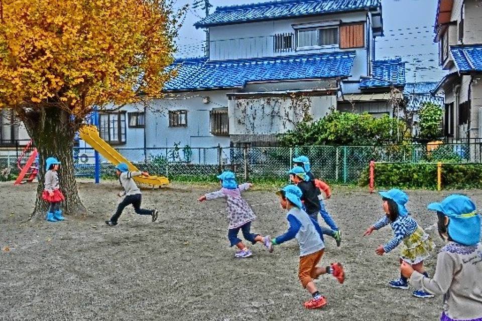 写真：園庭で遊ぶ子どもたち