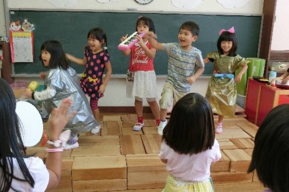 写真：お遊戯会の様子